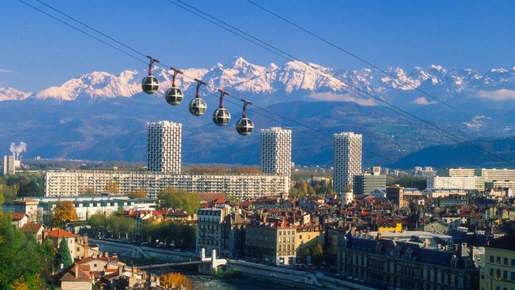 Photo - Destinations grenoble cable car picture id168616854 grenoble cable car picture id168616854